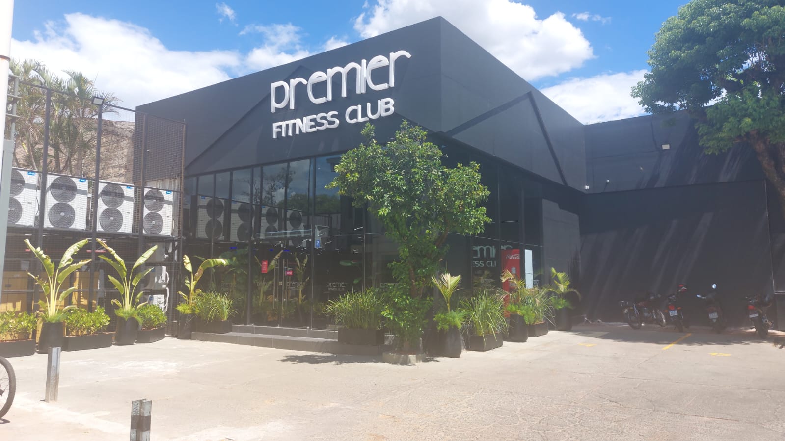 Fachada del gimnasio Luque